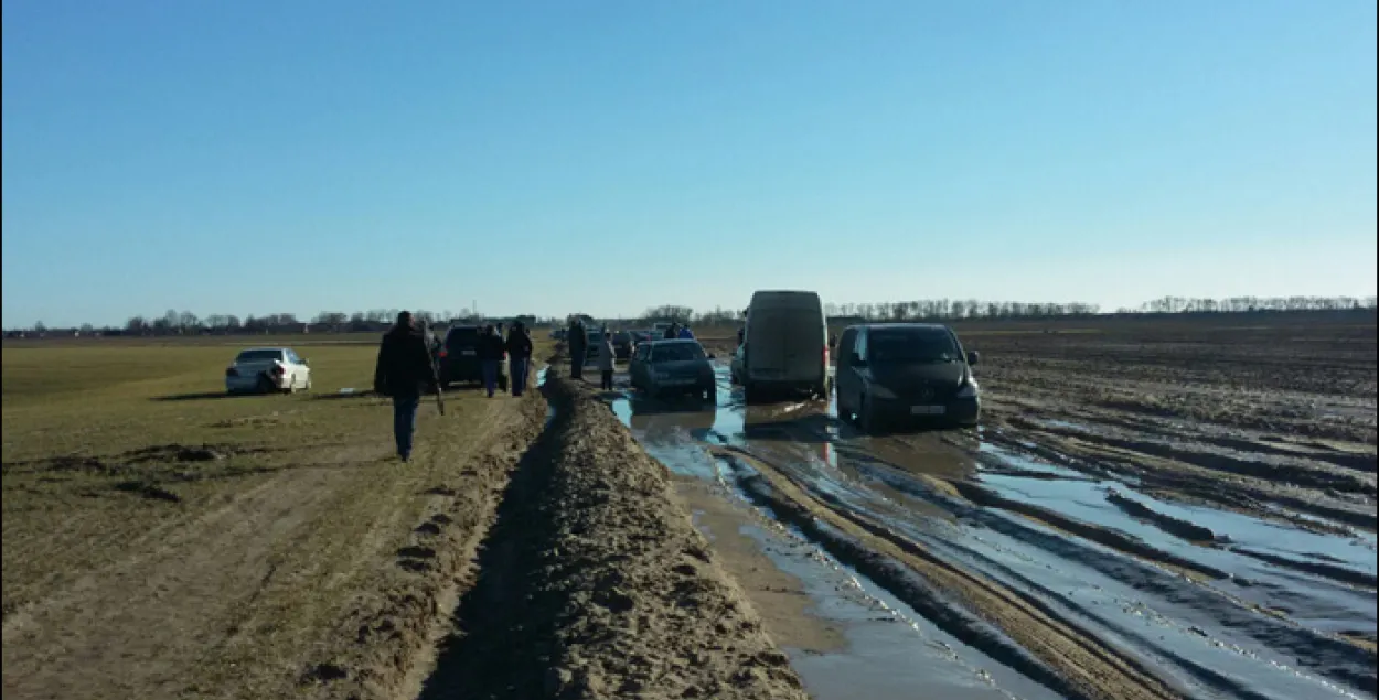 Пад Пінскам сотні машын загразлі на дарозе да могілак (фота)