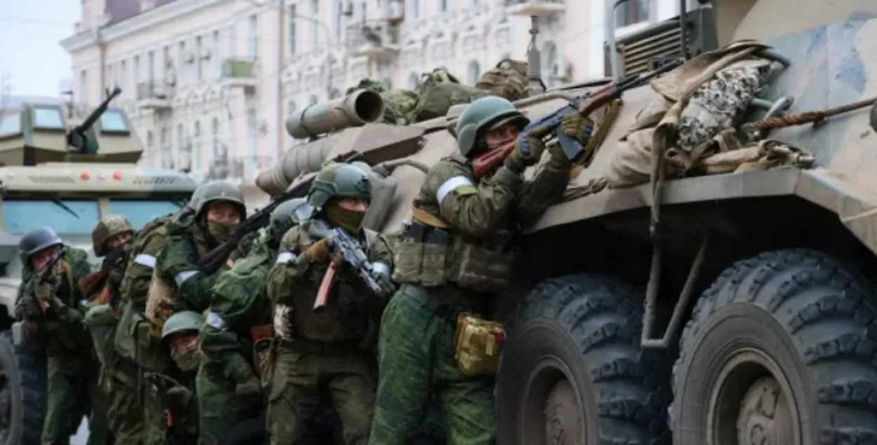 Бойцы ЧВК у здания штаба Южного военного округа в Ростове / ТАСС
