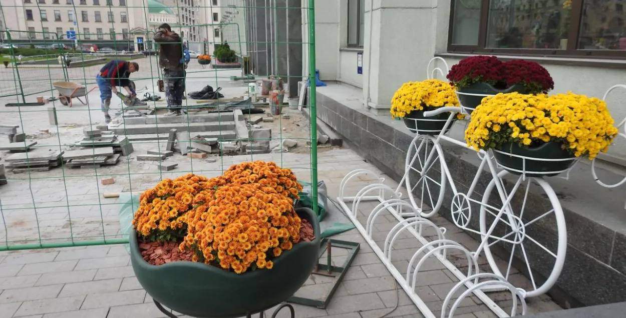 Фотафакт: Каля Мінгарвыканкама абсталёўваюць стаянку для ровараў