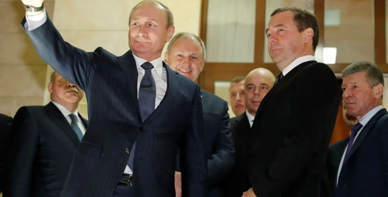 Белорусский премьер Сергей Румас за спиной российского президента Владимира Путина&nbsp;/ Reuters