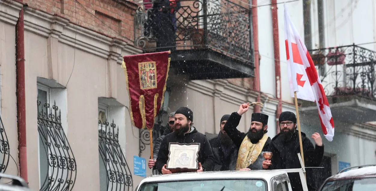Святары грузінскай праваслаўнай царквы ездзяць па вуліцах Тбілісі, распырскваючы святую ваду, каб абараніць насельніцтва ад каранавіруса, Грузія, 17 сакавіка 2020 года / Reuters