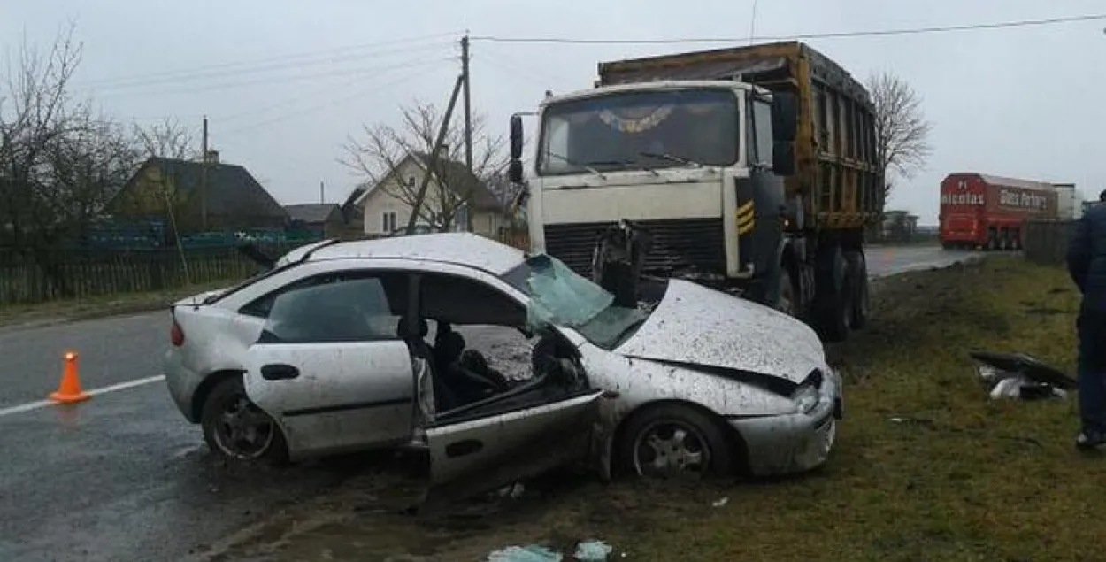У Пружанскім раёне “Мазда” трапіла пад грузавік, кіроўца легкавіка загінула