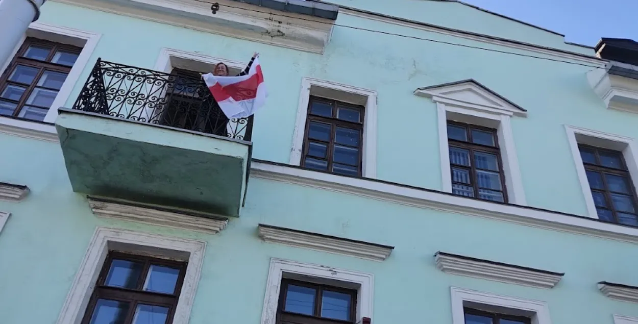 Мінская міліцыя афіцыйна прыраўняла вывешаны нацыянальны сцяг да пікета