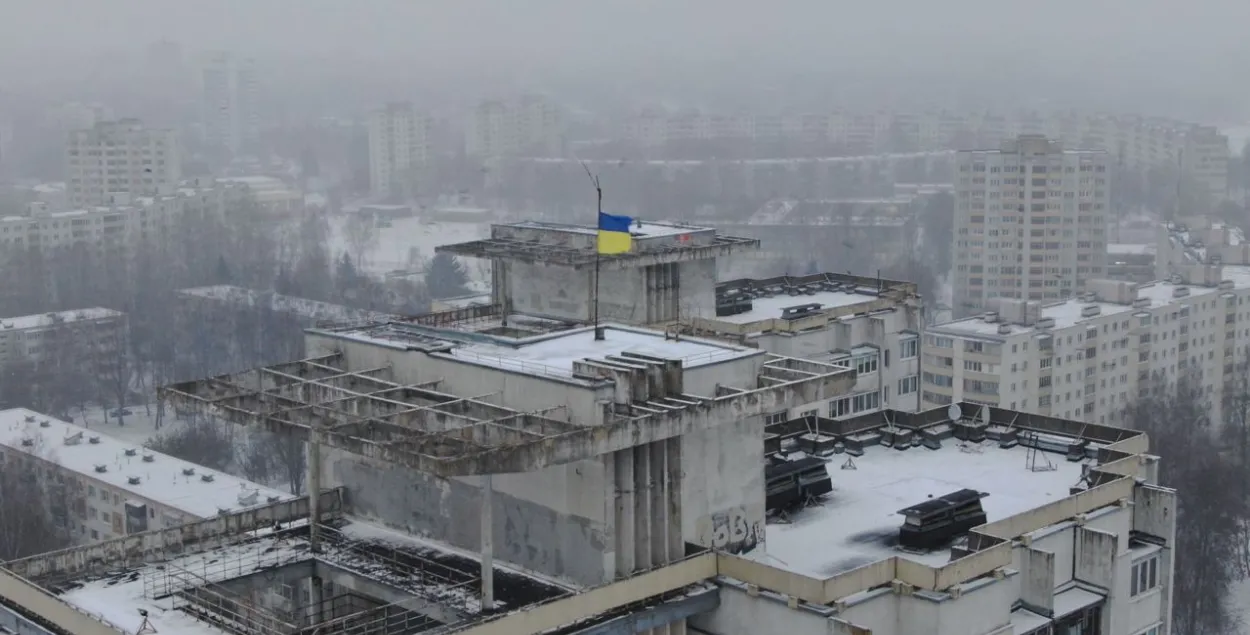 Украинский флаг подняли в Минске / t.me/motolkohelp
