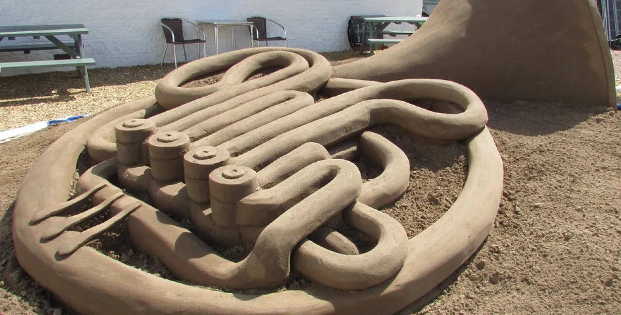 French horn made of sand&nbsp;/ pixabay.com​