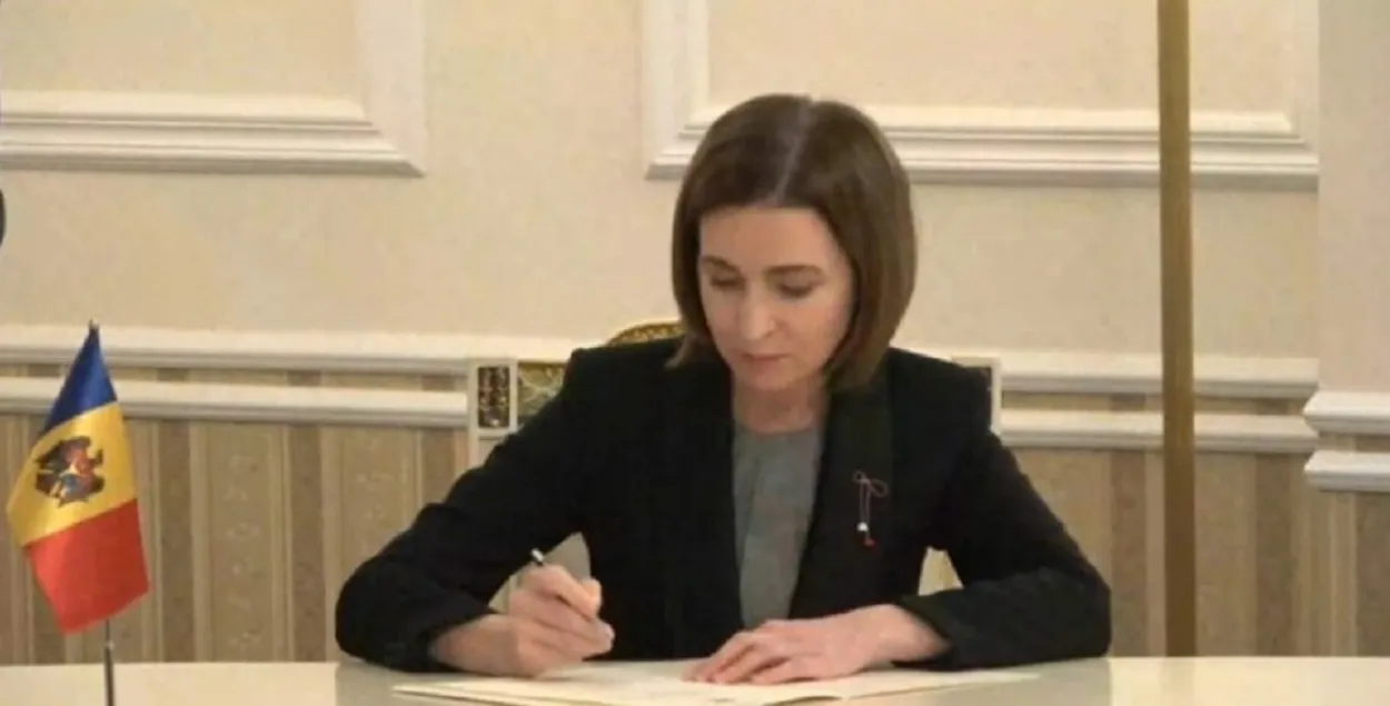Майя Санду подписывает заявку / zdg.md