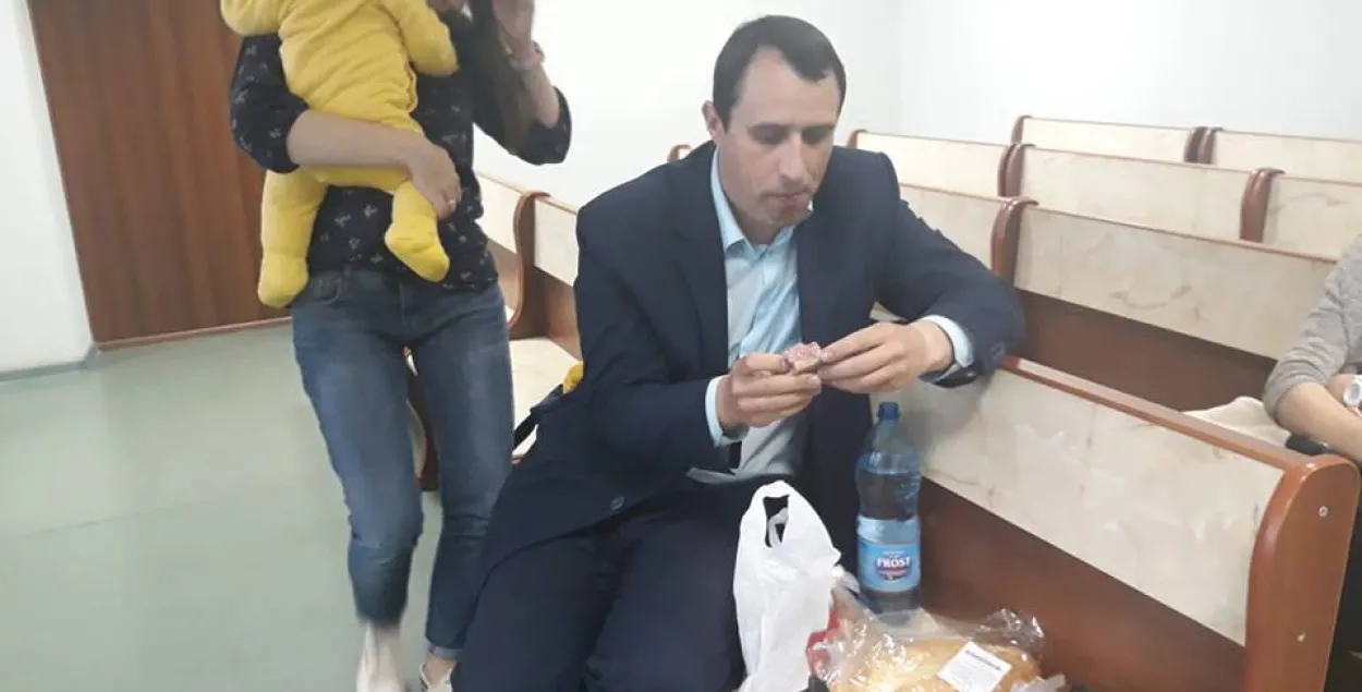 Pavel Sevyarynets, his wife Volha and son Francisak&nbsp;in court. Photo: social networks