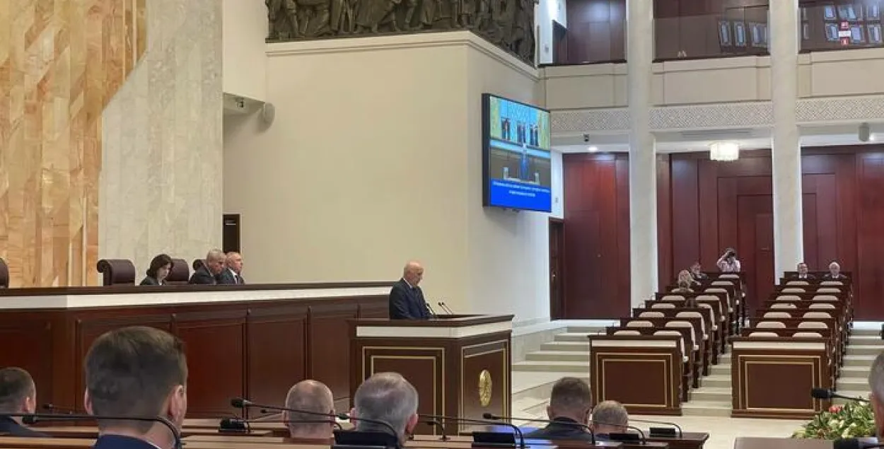 Анатоль Сівак выступае перад дэпутатамі / прэс-служба ўрада
