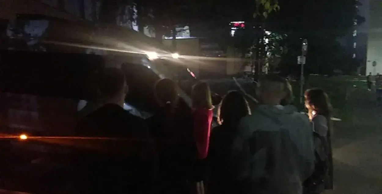 Милицейский бус подкрался в темноте