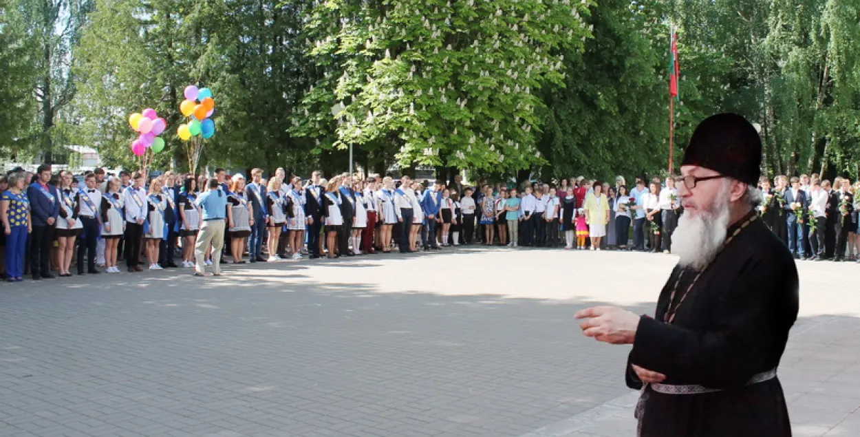 На фото священник на "Последнем звонке" в смолевичской школе, фото: borisoveparhia.by
