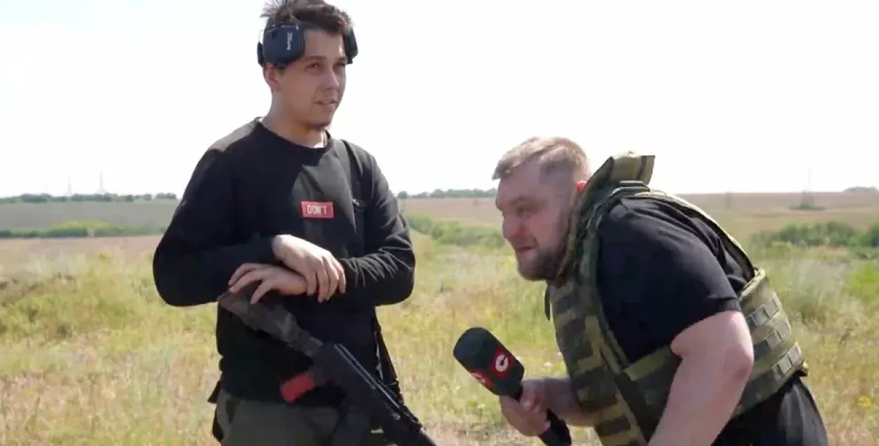 Падчас інтэрв'ю Азаронак спалохаўся гукаў выбухаў. Прыгожа / "СТВ"
