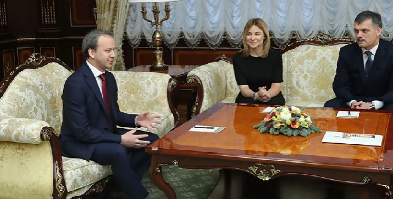 Анастасія Сарокіна з прэзідэнтам Міжнароднай федэрацыі шахмат (ФІДЭ) Аркадзем Дварковічам і міністрам спорту і турызму Беларусі Сяргеем Кавальчуком / З архіву&nbsp;БЕЛТА