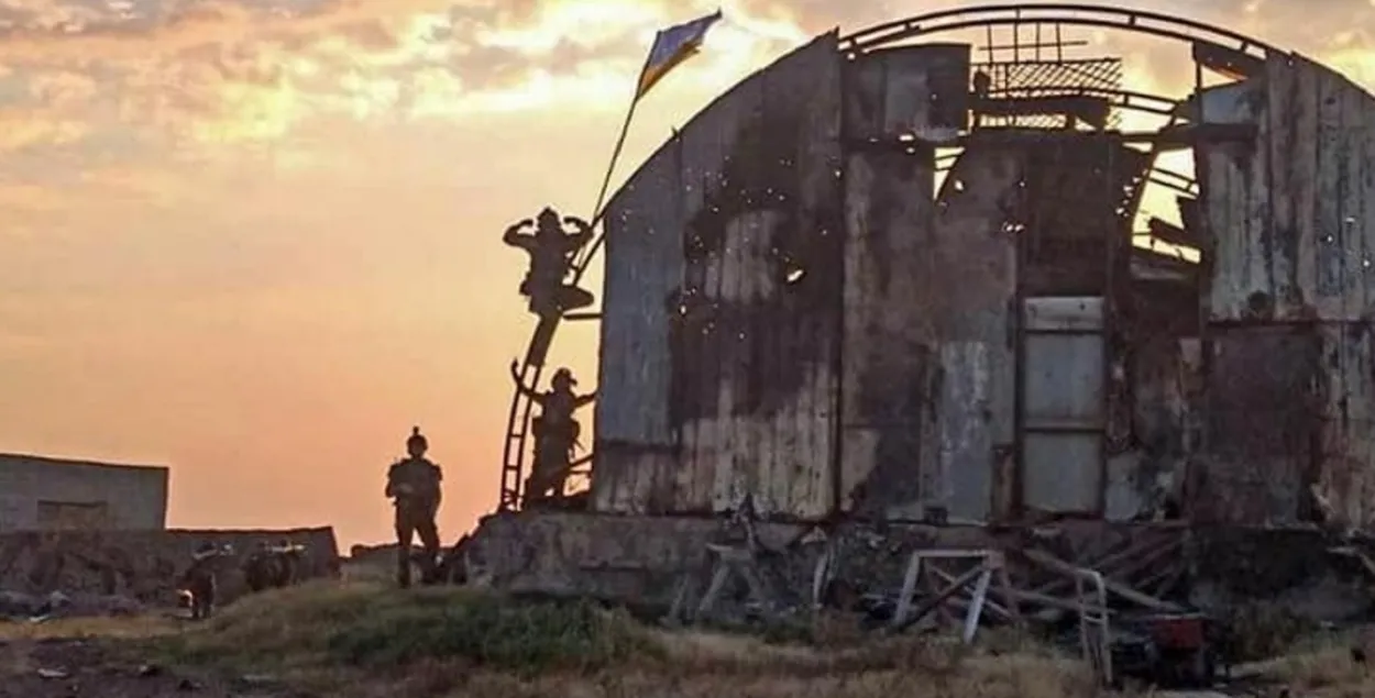 Жёлто-голубой флаг над Змеиным / facebook.com/GeneralStaff.ua​