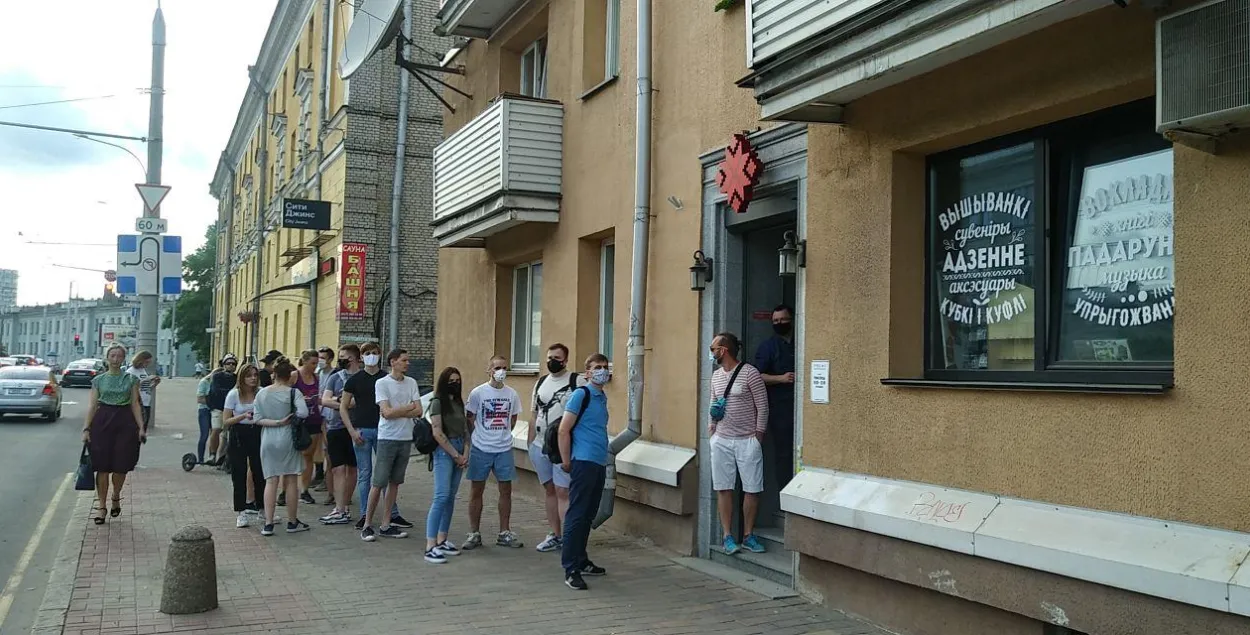 Так выглядела очередь возле магазина symbal.by / Еврорадио​