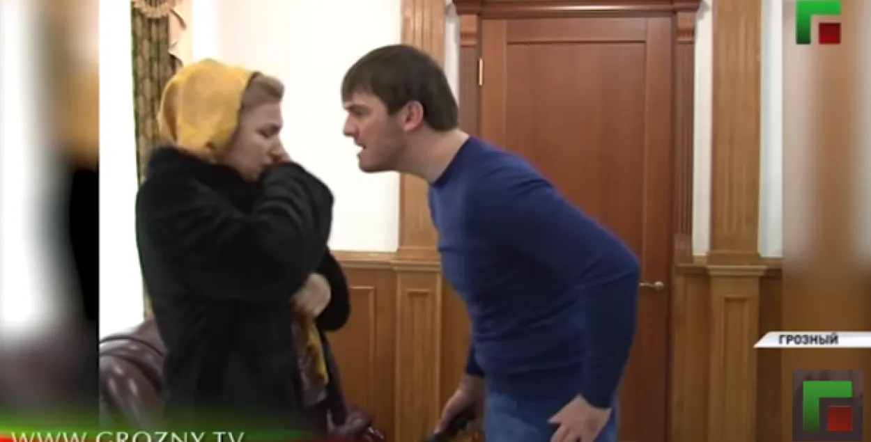 Пытка электрошокером / Скриншот с видео телеканала "Грозный"​