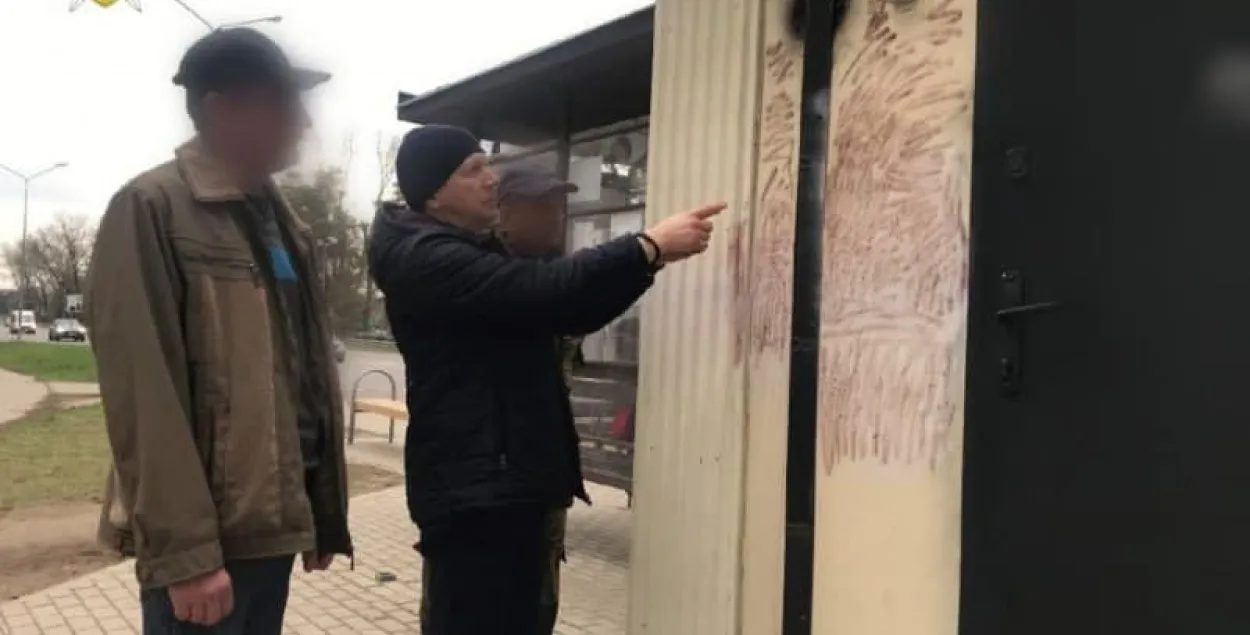 Святослав Удот возле горящей "Табакерки" / Пресс-служба Следственного комитета​