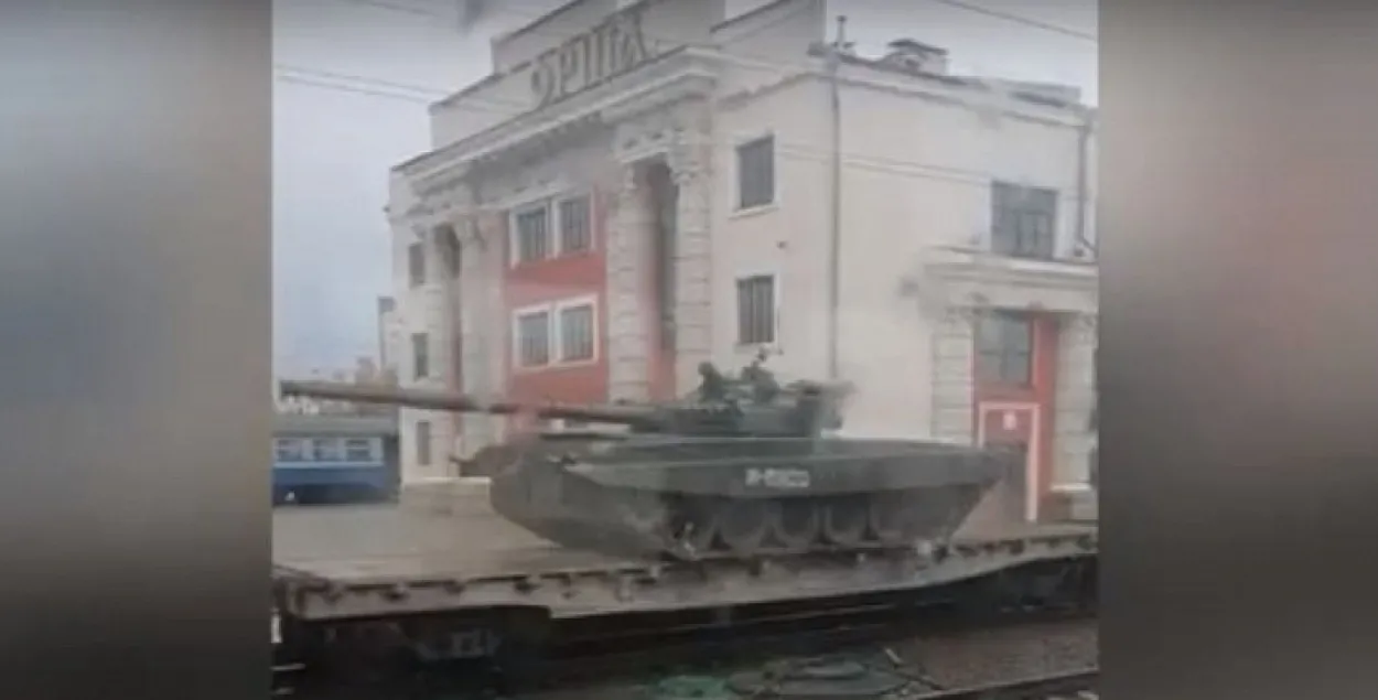 Танки, едущие из Беларуси в Россию / кадр из видео
