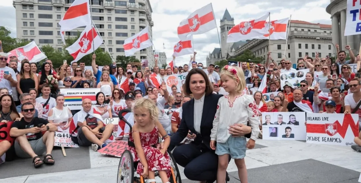 Вера Званько (злева) падчас сустрэчы Святланы Ціханоўскай з дыяспарай у Вашынгтоне​ / @tsikhanouskaya