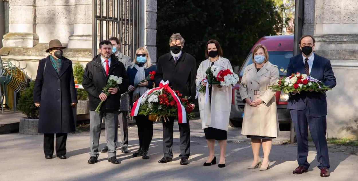 Святлана Ціханоўская і дыпламаты перад ускладаннем кветак да помніка "Маці Чарнобыля" ў Вільні / @ tsikhanouskaya​