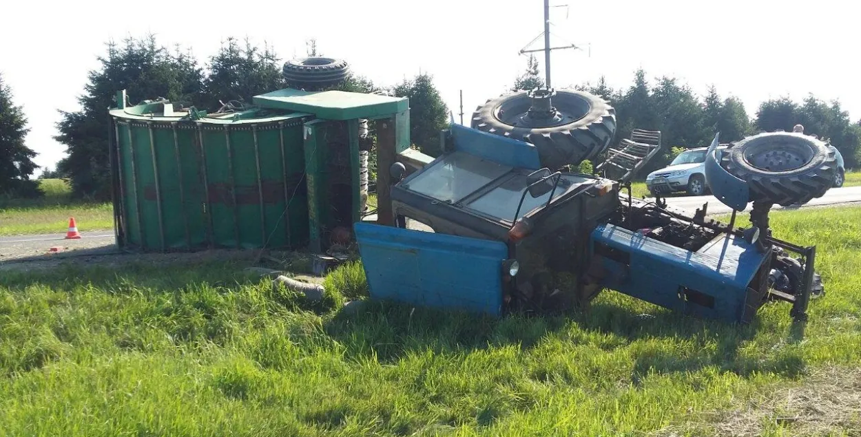 В Гродненской области столкнулись два трактора. Водитель в больнице (фото)