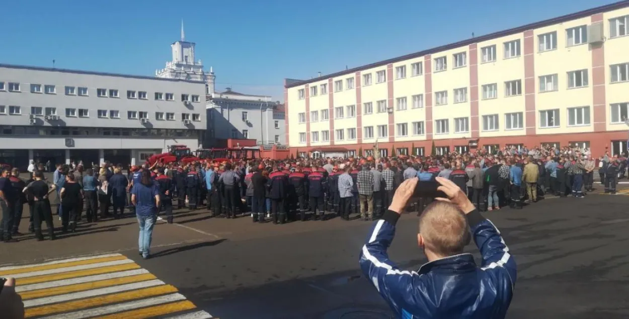 Рабочыя МТЗ скандуюць "Свабоду!" і чакаюць прыезд прэм'ера
