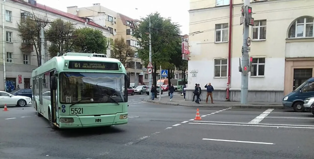 На вуліцы Сурганава ў Мінску пад тралейбус трапіў п'яны пешаход