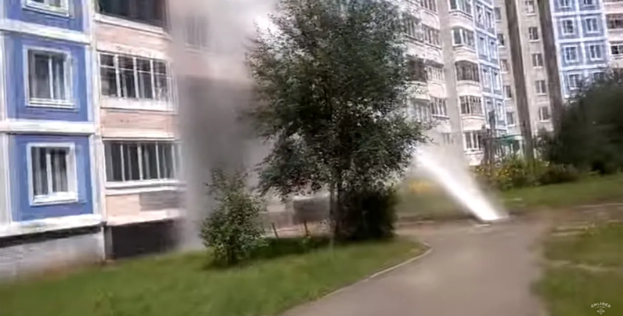 У Мінску прарвала трубу з гарачай вадой, струмень біў у кватэры 4-га паверху