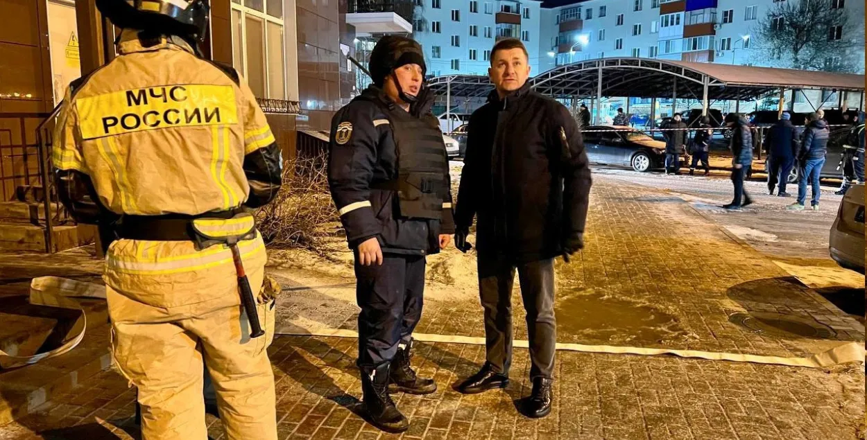 Белгородские чиновник и спецслужбы на месте падения одного из беспилотников /&nbsp;vk.com/v_v_demidov
