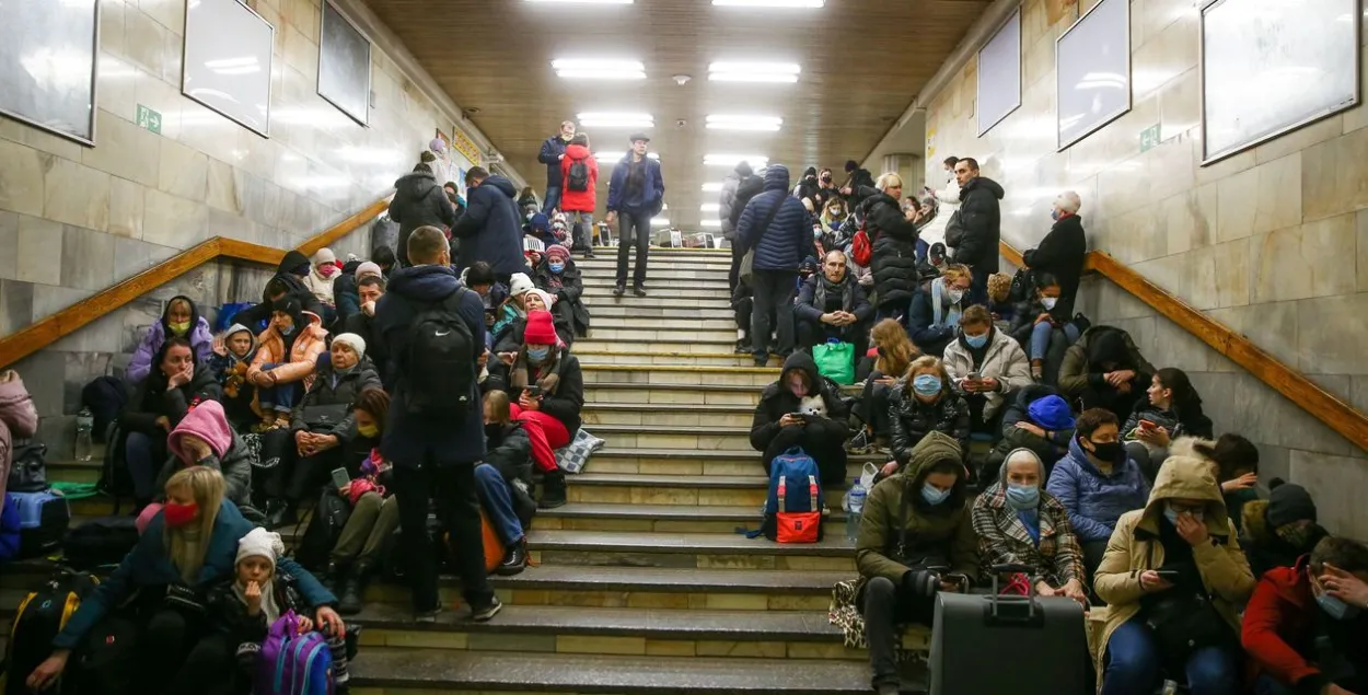 Людзі хаваюцца ад абстрэлаў ў метро Кіева&nbsp;/ Reuters
