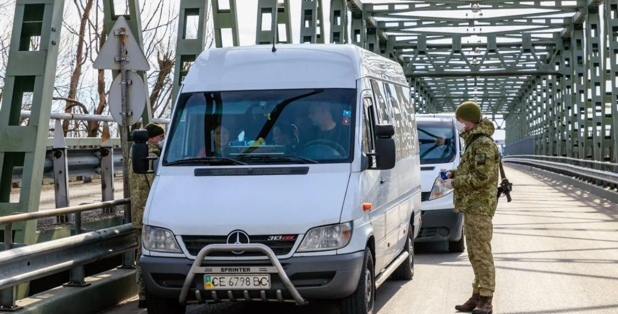Украіна закрывае большасць пунктаў пропуску на мяжы, але не вырашыла — якія
