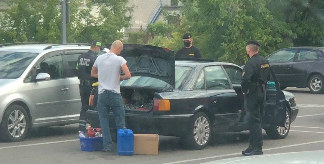 “Тихари” приехали с белыми ленточками:как ОМОН и ГАИ сорвали автопробег в Гродно