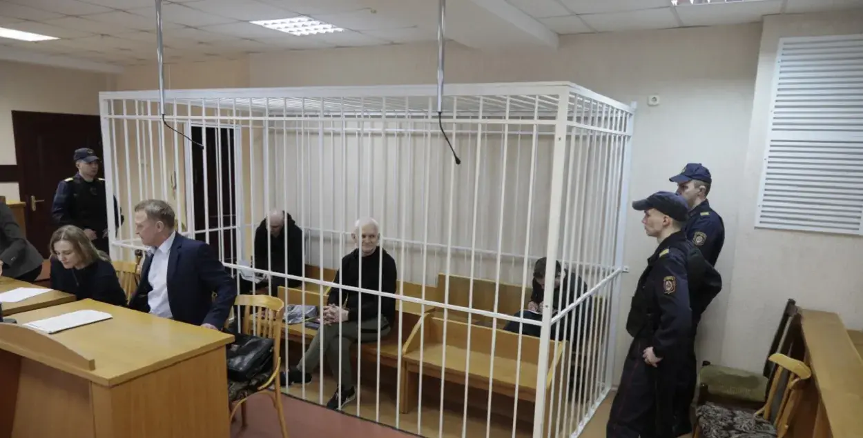 Валянцін Стэфановіч, Алесь Бяляцкі і Уладзімір Лабковіч у судзе / sb.by
