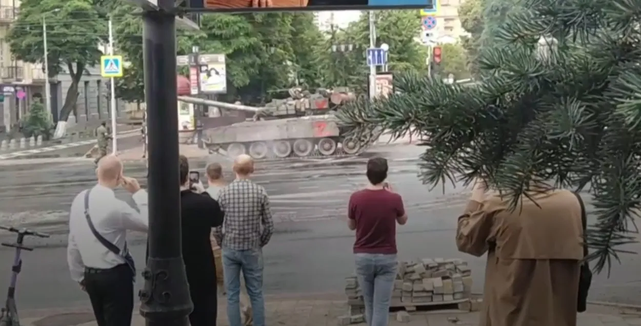 Ваенная тэхніка ПВК "Вагнер" у Растове-на-Доне 24 чэрвеня 2023 года /&nbsp;bbc.com
