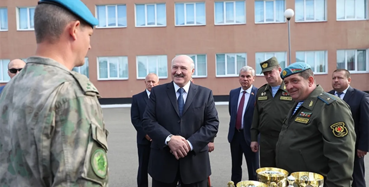 Аляксандр Лукашэнка наведвае 103-ю Віцебскую паветрана-дэсантную брыгаду / president.gov.by