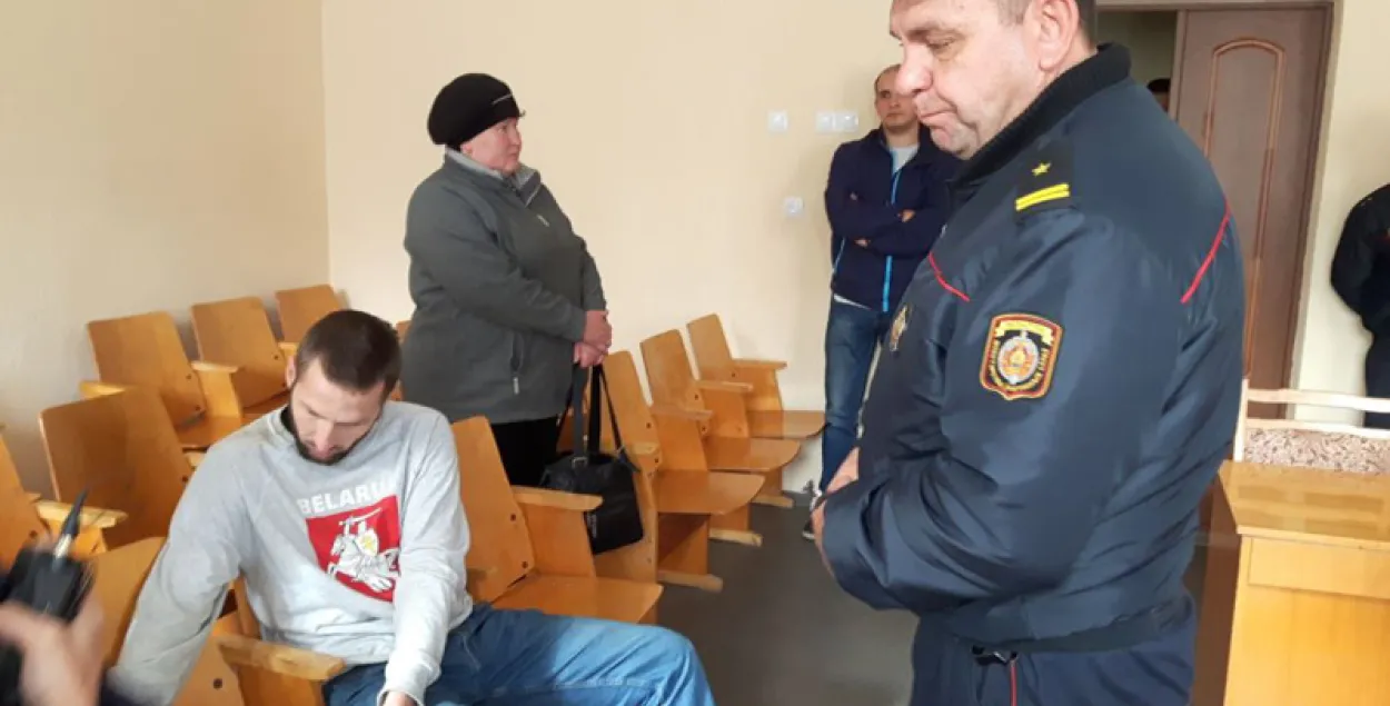 Заўзятара, які выбег на стадыён з нацыянальным сцягам, аштрафавалі за 8 верасня