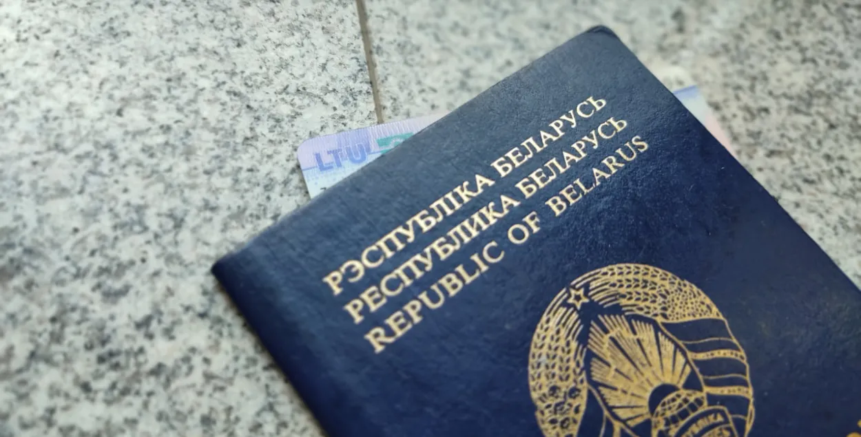 Литовский ВНЖ и белорусский паспорт / "Зеркало"

