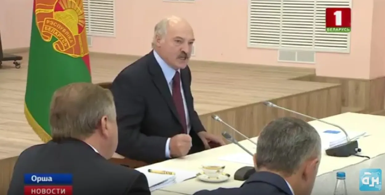 Лукашенко так возмущался, что даже стучал кулаком по столу. Скриншот с видео телеканала "Беларусь 1".​