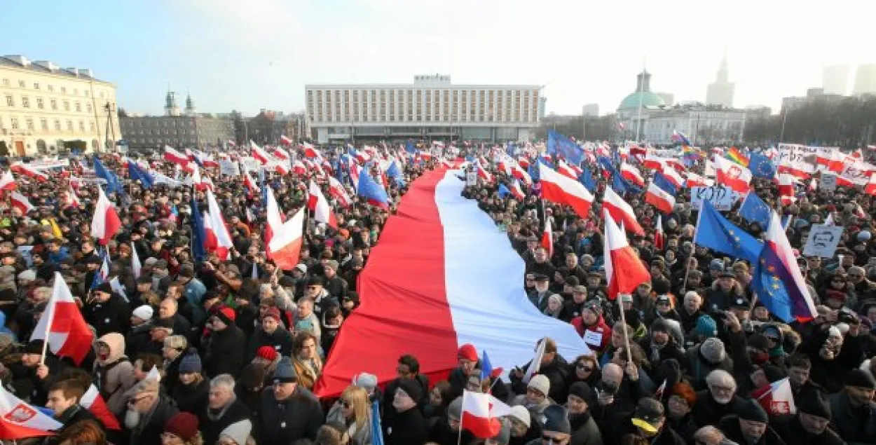 У Варшаве прайшла шматтысячная акцыя ў падтрымку Леха Валенсы (фота, відэа)
