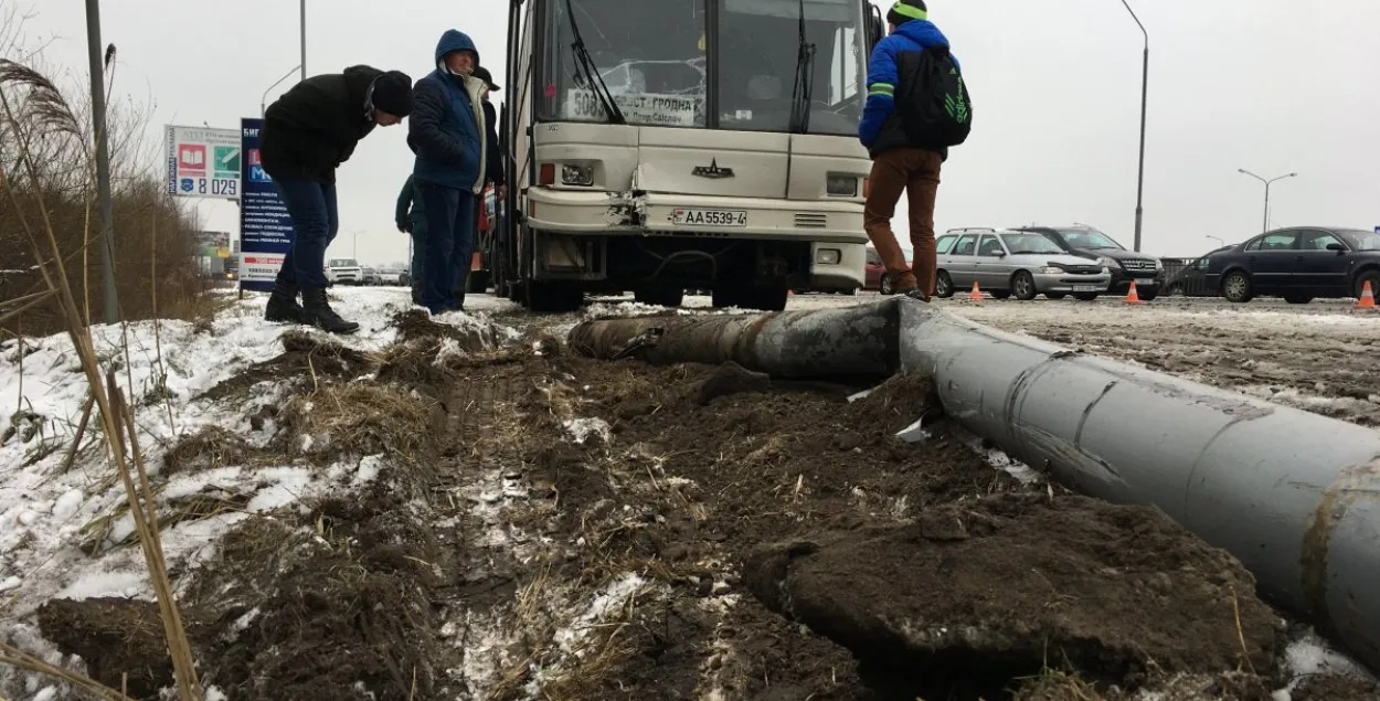 Пасажырскі аўтобус “Брэст — Гродна” знёс асвятляльную мачту (фота)