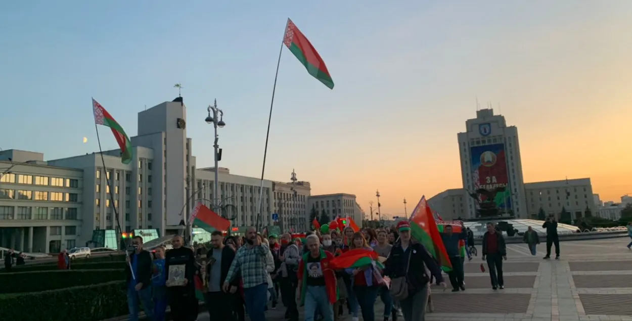СМС ад МУС атрымалі і тыя беларусы, якія хадзілі на праўладныя мітынгі 