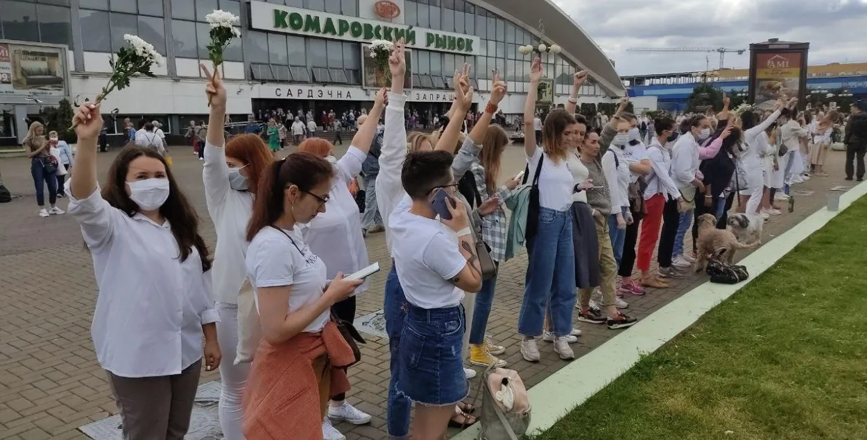 Women in white protesting near Minsk's main market halls Kamarouka / Euroradio