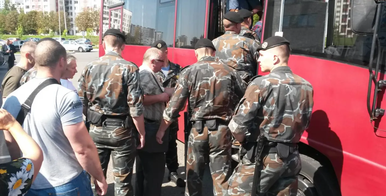 Актывістаў, затрыманых каля Дома правасуддзя, павязуць на Акрэсціна