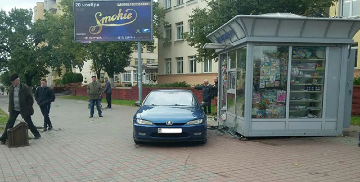 На вуліцы Чкалава ў Мінску аўто збіла жанчыну на прыпынку і ўрэзалася ў шапік