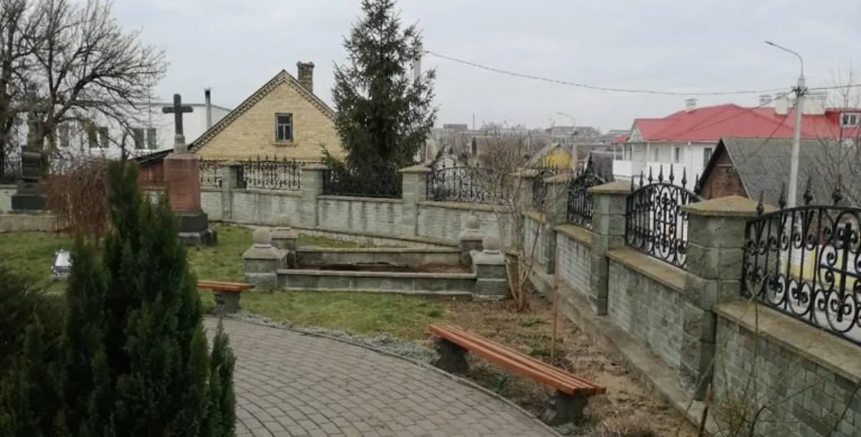 Месца, дзе стаяў помнік Ларысе Геніюш / Міхась Геніюш

