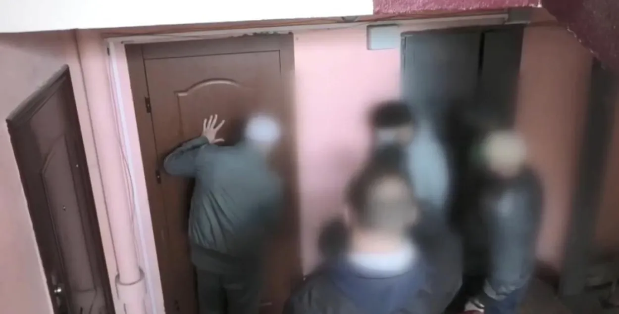 Людзі ў цывільным у кватэры мінчаніна Андрэя Зэльцэра / скрыншот відэа
