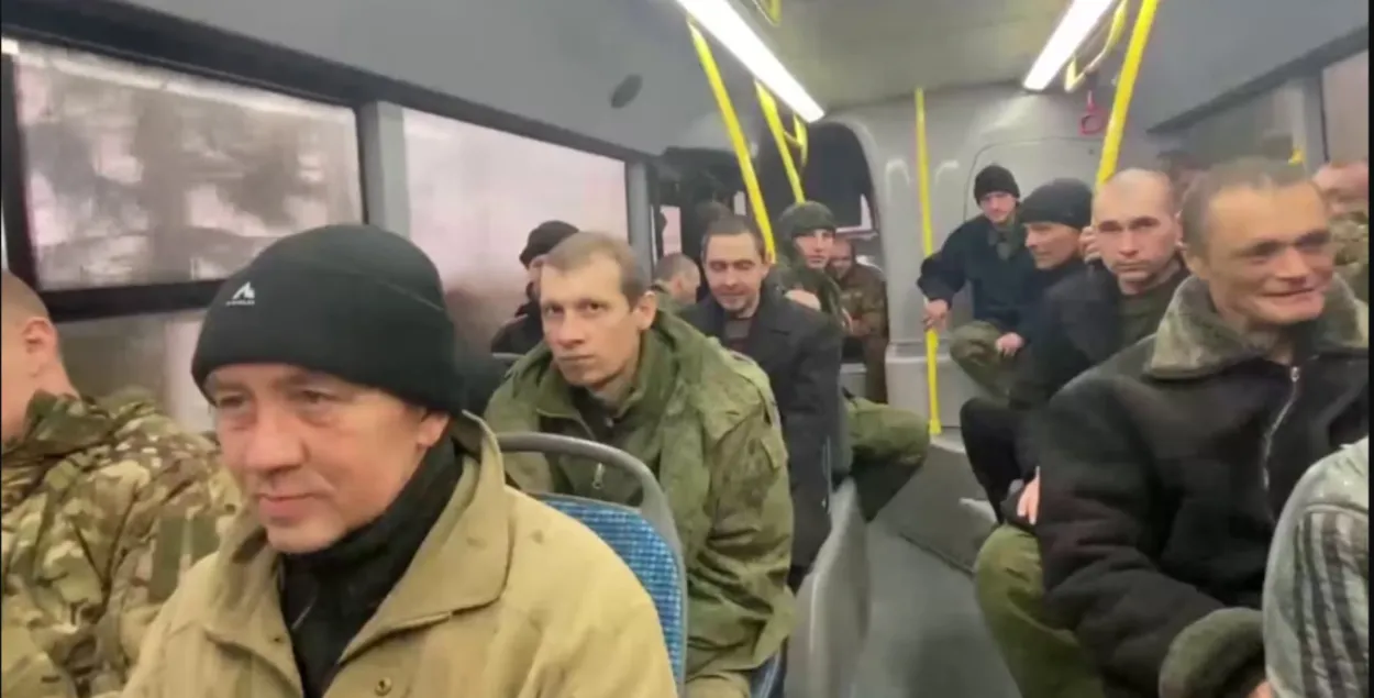 Максим Зезюльчик (второй справа, за мужчиной в черной куртке) среди военных, которых Украина передала России / svaboda.org
