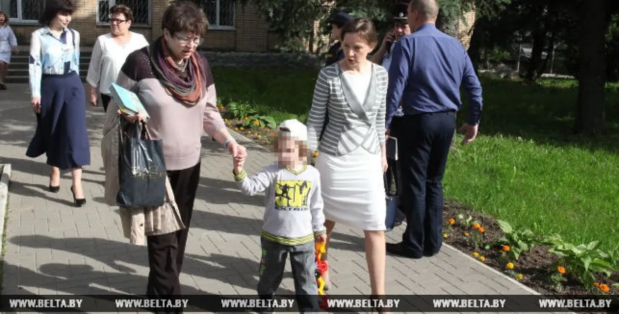 5-гадовага хлопчыка з Масквы, знойдзенага пад Магілёвам, забрала бабуля