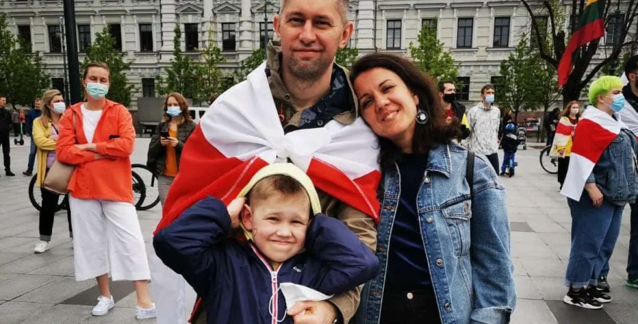 Ганна Златкоўская з сям'ёй / архіў