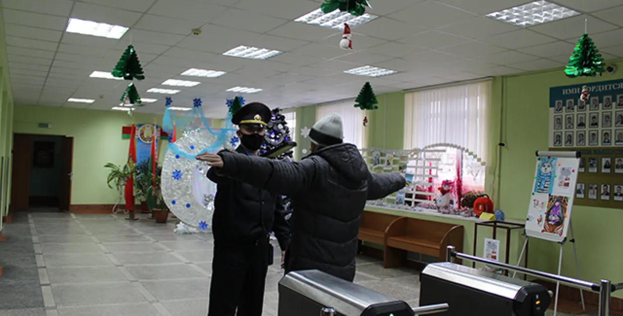 У жодзінскіх школах наведвальнікаў правяраюць металадэтэктарам