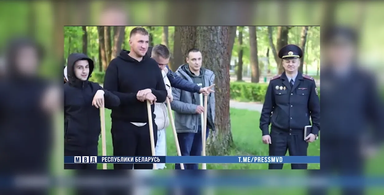 Задержанные минчане убирают парк / кадр из видео минской милиции
